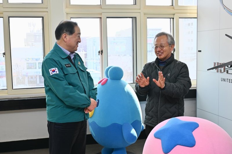 이병선 속초시장(왼쪽)과 서동엽 박사 (출처=연합뉴스)