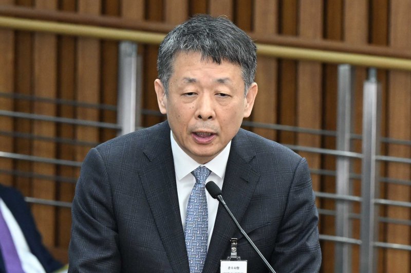 김광일 MBK 파트너스 부회장 겸 홈플러스 공동대표가 18일 오전 서울 여의도 국회에서 열린 정무위원회 '홈플러스·MBK 파트너스 및 삼부토건'에 대한 긴급 현안질의에 증인으로 출석해 강훈식 더불어민주당 의원의 질의에 답변하고 있다.(공동취재) 2025.3.18/뉴스1 ⓒ News1 이재명 기자