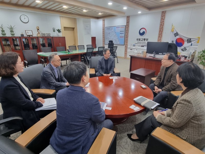 강원조달청과 원주국토청은 18일 원주국토청에서 2025년 상반기 조달사업 신속 집행 및 도내 조달 물품 우선구매 등 지역경제 활성화를 위한 상호협력 방안에 대해 논의했다.(강원조달청 제공. 재판매 및 DB금지)/뉴스1