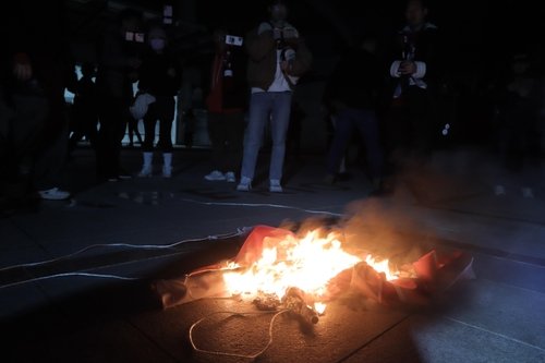 집회 물품 태우는 보수 유튜버 (출처=연합뉴스)