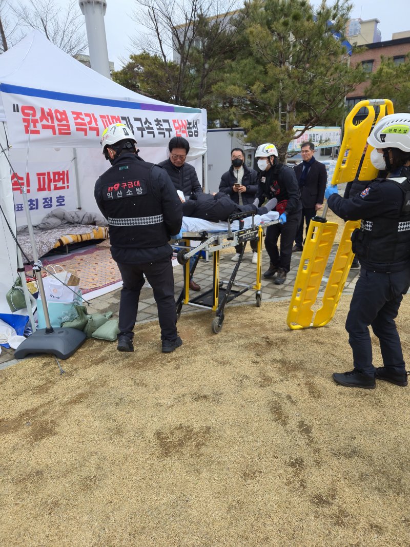 [익산=뉴시스] 윤석열 대통령 탄핵을 촉구하며 단식에 나섰던 더민주전북혁신회의 최정호 익산공동상임대표가 건강 악화로 병원으로 긴급 이송됐다. (사진=뉴시스 DB). photo@newsis.com *재판매 및 DB 금지