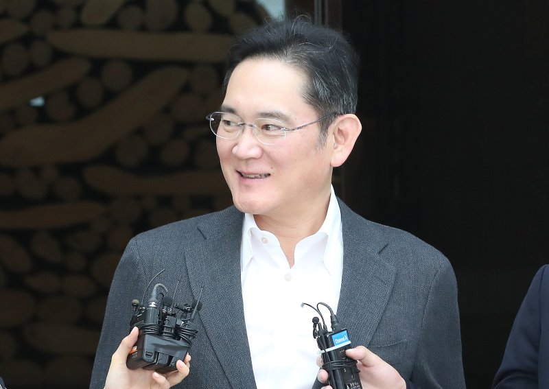 이재용 삼성전자 회장이 아시아 최고 갑부로 꼽히는 무케시 암바니 인도 릴라이언스그룹 회장 막내아들 결혼식 참석을 마치고 14일 오후 서울 강서구 서울김포비즈니스항공센터를 통해 귀국하고 있다. 2024.7.14/뉴스1 ⓒ News1 임세영 기자