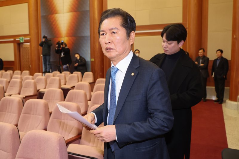 정청래 국회 법제사법위원장이 18일 서울 종로구 헌법재판소에서 열린 박성재 법무부 장관의 탄핵심판 1회 변론에 출석하고 있다. (공동취재) 2025.3.18/뉴스1 ⓒ News1 김명섭 기자