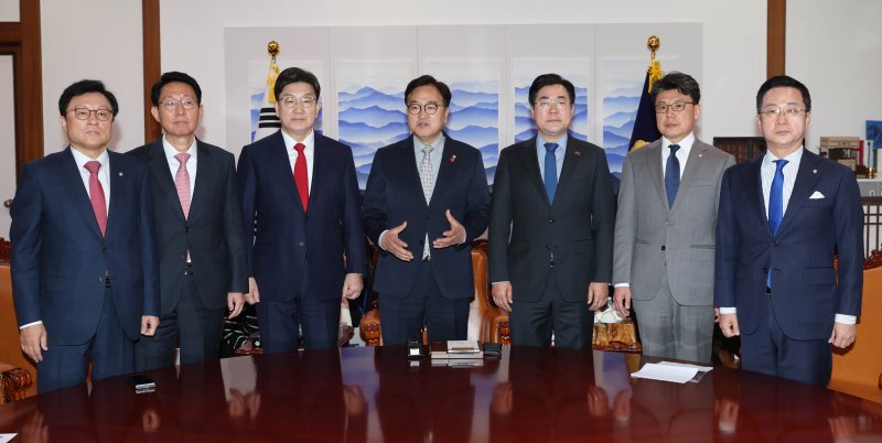 [서울=뉴시스] 조성봉 기자 = 우원식(가운데) 국회의장이 18일 오전 서울 여의도 국회에서 열린 원내대표 회동을 주재하고 있다. 왼쪽부터 박형수 국민의힘 원내수석부대표, 김상훈 정책위의장, 권성동 원내대표, 우 의장, 박찬대 더불어민주당 원내대표, 진성준 정책위의장, 박성준 원내수석부대표. (공동취재) 2025.03.18. photo@newsis.com