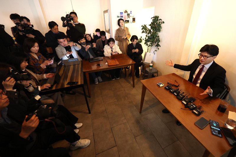 [대구=뉴시스] 이무열 기자 = 한동훈 국민의힘 전 대표가 18일 대구 북구 한 식당에서 기자 간담회를 갖고 있다. 2025.03.18. lmy@newsis.com