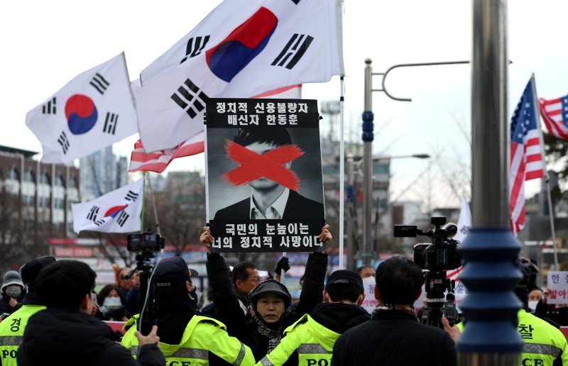 [대구=뉴시스] 이무열 기자 = 한동훈 국민의힘 전 대표가 18일 대구 북구 경북대학교에서 토크쇼를 한다는 소식이 전해지자 한 전 대표 지지를 반대하는 시민들이 피켓을 들고 항의하고 있다. 2025.03.18. lmy@newsis.com