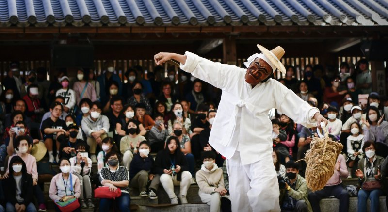 [안동=뉴시스] 안동 하회별신굿탈놀이 공연 장면. 2025.03.18. (사진=안동시 제공) photo@newsis.com *재판매 및 DB 금지