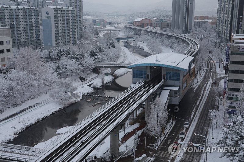 폭설로 운행 중단된 의정부경전철 (출처=연합뉴스)