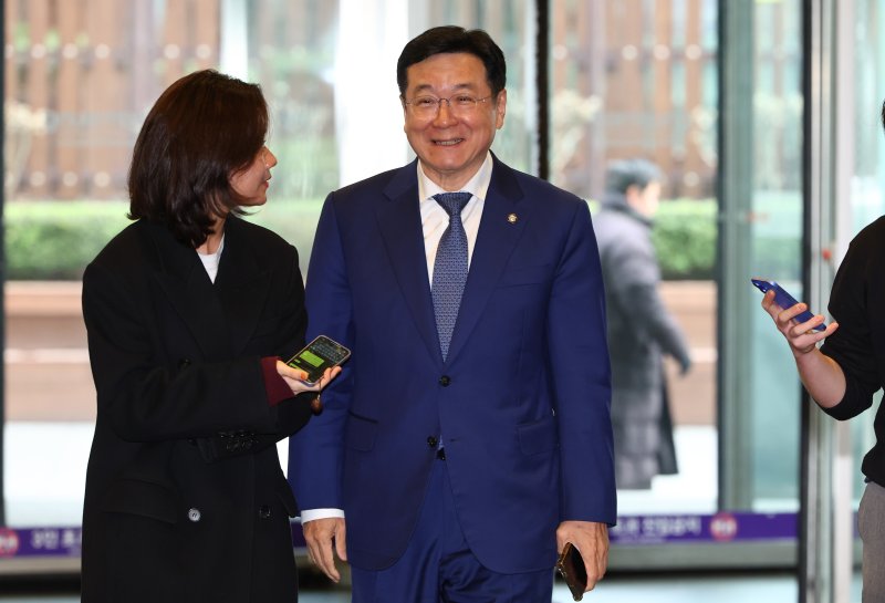 [서울=뉴시스] 황준선 기자 = 이찬희 삼성 준법감시위원회(준감위) 위원장이 18일 서울 서초구 삼성생명 서초타워에서 열린 삼성 준감위 정례회의에 참석하고 있다. 2025.03.18. hwang@newsis.com