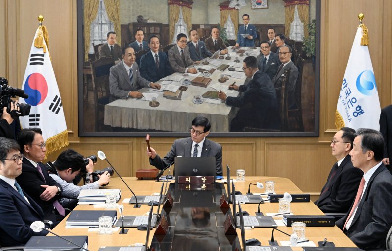 이창용 한국은행 총재가 지난달 25일 금융통화위원회 본회의에서 의사봉을 두드리고 있다. /뉴스1