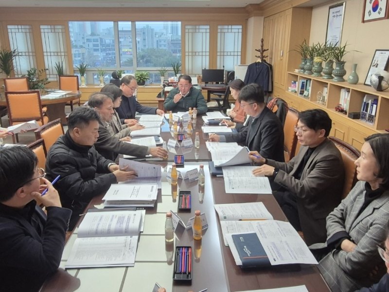 [전주=뉴시스] 18일 전북특별자치도에서 도내 중소기업의 인력난 해소와 산업 맞춤형 인재 양성 체계 구축을 위한 '기업인력양성 TF' 회의를 하고 있다. (사진=전북자치도 제공) 2025.03.18. photo@newsis.com *재판매 및 DB 금지