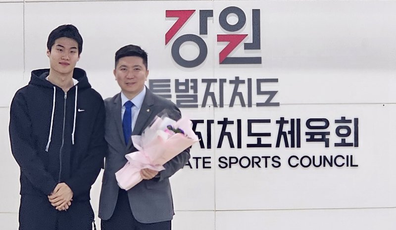 강원특별자치도청 소속 황선우 선수에게서 꽃다발 받은 유승민 회장.[촬영 이재현] (출처=연합뉴스)
