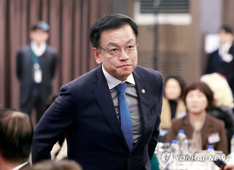 포상 수여 위해 단상 향하는 최상목 권한대행 (출처=연합뉴스)