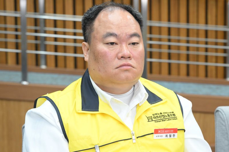 [서울=뉴시스] 국회사진기자단 = 최철한 마트노조 홈플러스지부 사무국장이 18일 오전 서울 여의도 국회에서 열린 정무위원회 '홈플러스·MBK 파트너스 및 삼부토건'에 대한 긴급 현안질의에 참고인으로 출석하고 있다. 2025.03.18. photo@newsis.com