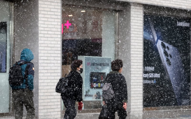 [부산=뉴시스] 하경민 기자 = 전국에 꽃샘추위가 덮친 18일 부산 동구의 한 거리에서 시민들이 흩날리는 눈을 맞으며 발걸음을 재촉하고 있다. 2025.03.18. yulnetphoto@newsis.com