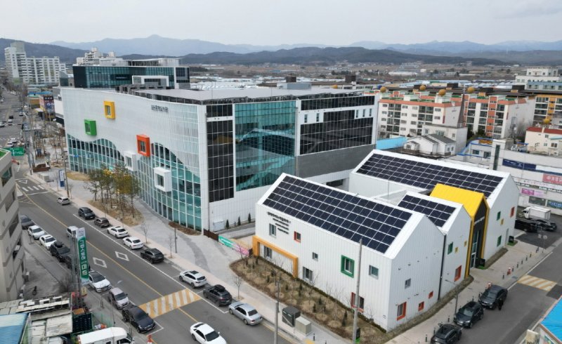 경북 포항시 북구 흥해읍에 문을 연 포은흥해도사관(왼쪽)과 아이누리플라자. (뉴스1 자료, 재판매 및 DB 금지) 2025.3.18/뉴스1