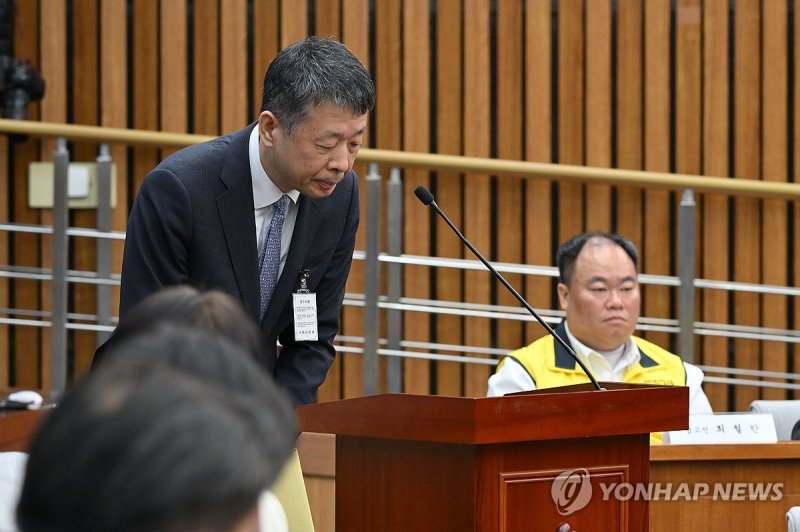 인사하는 김광일MBK 파트너스 부회장 (출처=연합뉴스)