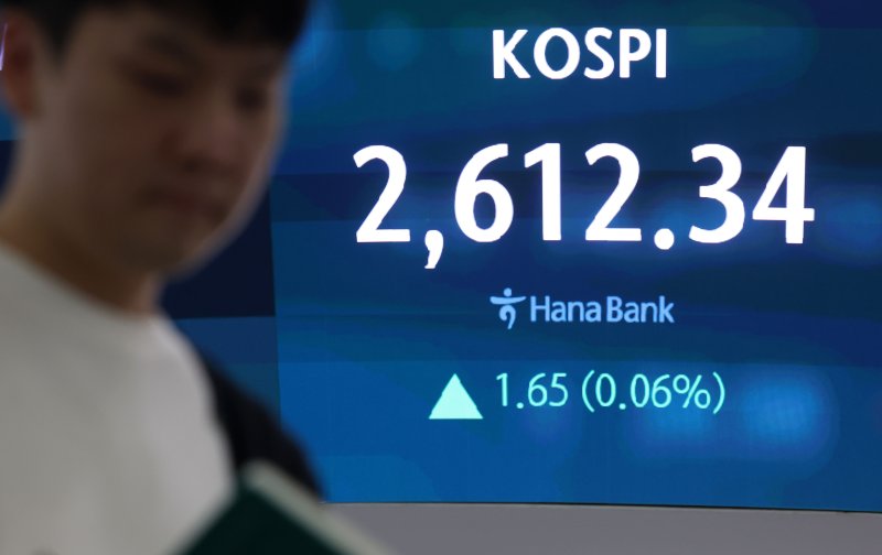 [서울=뉴시스] 홍효식 기자 = 코스피가 전 거래일(2610.69)보다 1.65포인트(0.06%) 오른 2612.34에 마감한 18일 오후 서울 중구 하나은행 딜링룸 전광판에 지수가 표시되고 있다.코스닥 지수는 전 거래일(743.51)보다 2.03포인트(0.27%) 상승한 745.54에 거래를 종료했다. 서울 외환시장에서 원·달러 환율은 전 거래일(1447.9원)보다 5원 오른 1452.9원에 주간 거래를 마감했다.한국거래소는 이날 오전 11시 37분부터 11시 44분까지 7분간 유가증권시장(코스피)에 전산장애가 발생해 주식 매매거