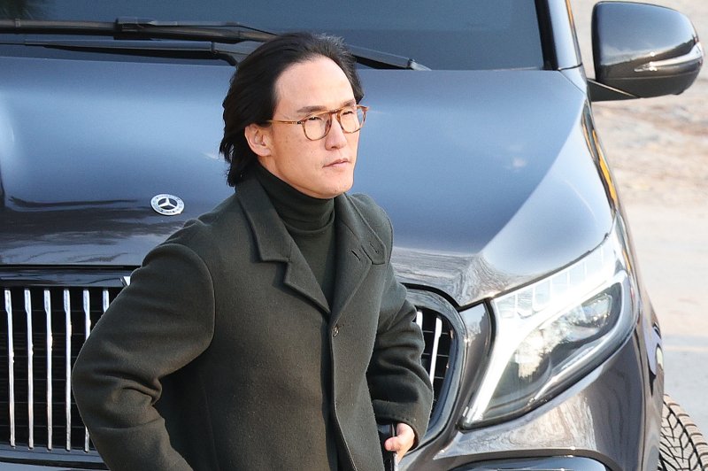 조현범 한국앤컴퍼니 회장이 스테판 윙켈만 람보르기니 총괄 CEO 회장을 만나기 위해 6일 서울 광진구 파이팩토리스튜디오로 향하고 있다. 조 회장은 향후 나올 람보르기니 신차에 한국타이어를 공급하는 방안 등이 협의 테이블에 오를 것으로 알려졌다. 2025.3.6/뉴스1 ⓒ News1 신웅수 기자