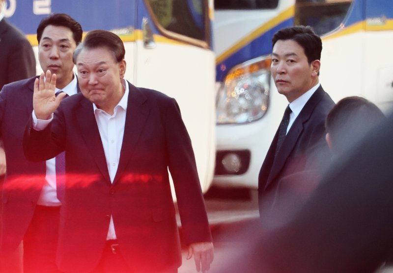 법원의 구속취소 청구 인용으로 석방된 윤석열 대통령이 8일 오후 경기 의왕시 서울구치소에서 풀려난 가운데 지지자들에게 인사하는 윤 대통령의 곁에서 김성훈 경호차장이 밀착 경호를 하고 있다. 2025.3.8/뉴스1 ⓒ News1 오대일 기자