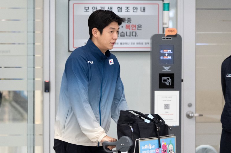 이용대 배드민턴 국가대표팀 코치가 전영 오픈을 마치고 18일 오후 인천국제공항을 통해 귀국하고 있다. 2025.3.18/뉴스1 ⓒ News1 이승배 기자