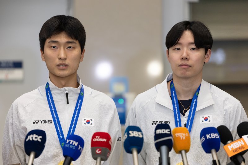 전영 오픈 남자 복식에서 우승을 차지한 배드민턴 김원호(왼쪽), 서승재가 18일 오후 인천국제공항을 통해 귀국해 취재진과 인터뷰하고 있다. 2025.3.18/뉴스1 ⓒ News1 이승배 기자