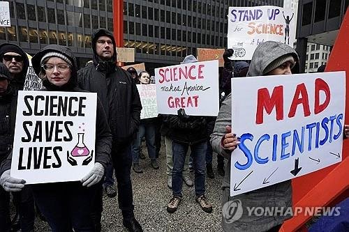 트럼프 행정부의 과학 정책에 반대하는 시위 (출처=연합뉴스)