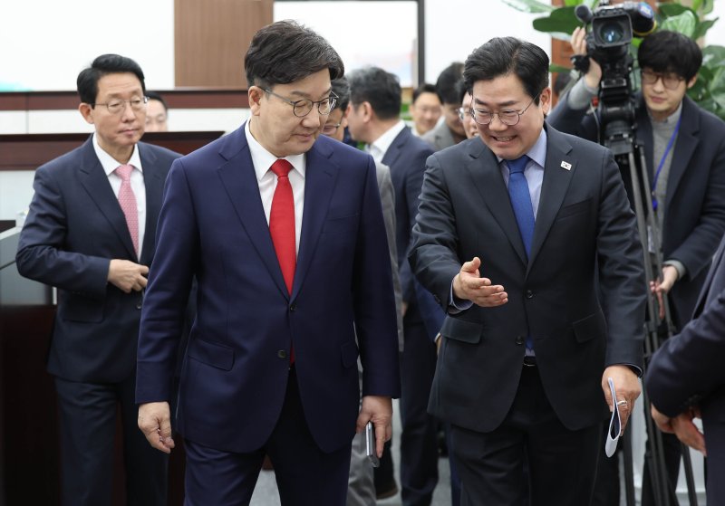 [서울=뉴시스] 조성봉 기자 = 권성동 국민의힘 원내대표와 박찬대 더불어민주당 원내대표가 18일 서울 여의도 국회에서 우원식 국회의장 주재로 열린 원내대표 회동에 참석하고 있다.(공동취재) 2025.03.18. photo@newsis.com