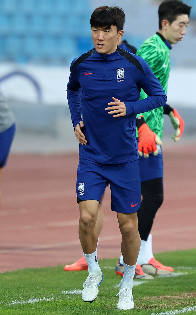 [암만(요르단)=뉴시스] 이영환 기자 = 축구 대표팀 황인범 18일 오후(현지시각) 요르단 암만 국제 경기장에서 훈련을 앞두고 몸을 풀고 있다.홍명보 감독이 이끄는 축구 대표팀은 오는 19일 이곳에서 팔레스타인과 2026 국제축구연맹(FIFA) 북중미 월드컵 아시아 3차 예선 B조 6차전을 치른다. 2024.11.19. 20hwan@newsis.com