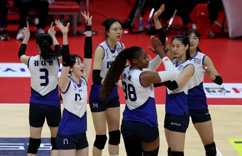 [서울=뉴시스] 김진아 기자 = 18일 광주 페퍼스타디움에서 열린 2024-25 V리그 여자부 현대건설과 페퍼저축은행의 경기, 현대건설이 득점에 성공한 뒤 환호하고 있다. (사진=현대건설 배구단 제공) 2025.03.18. photo@newsis.com *재판매 및 DB 금지
