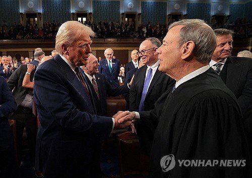 의회연설 뒤 트럼프 대통령과 악수하는 로버츠 대법관 (출처=연합뉴스)