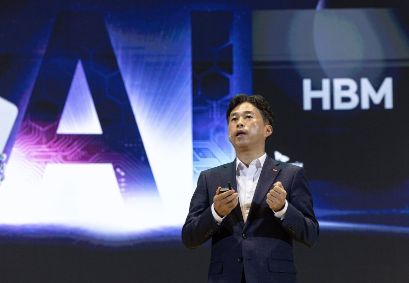 곽노정 SK하이닉스 대표이사가 4일 오전 서울 강남구 코엑스에서 열린 SK AI SUMMIT 2024에서 ‘차세대 AI Memory의 새로운 여정, 하드웨어를 넘어 일상으로’ 주제로 연설하고 있다. 2024.11.4/뉴스1 ⓒ News1 이재명 기자