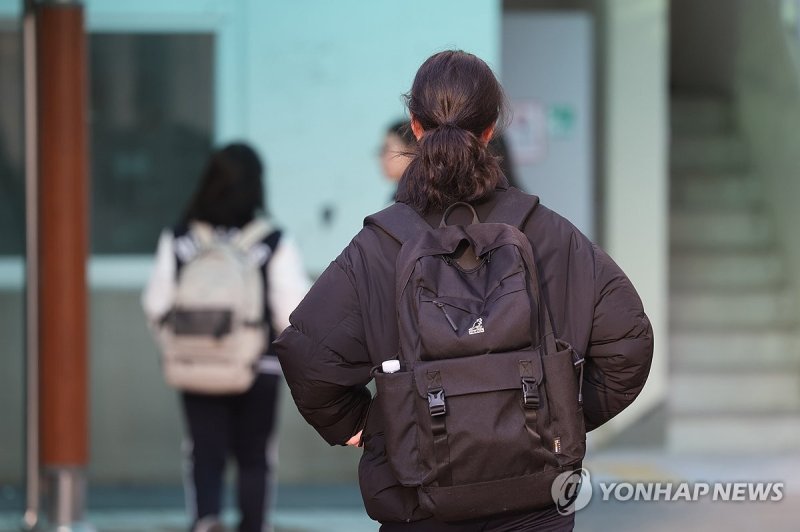 등교하는 학생들 (출처=연합뉴스)