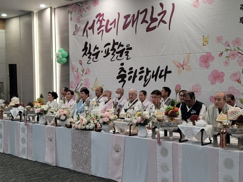 서울역쪽방상담소가 주최한 생일잔치에 참여한 동자동 쪽방촌 주민들 (출처=연합뉴스)