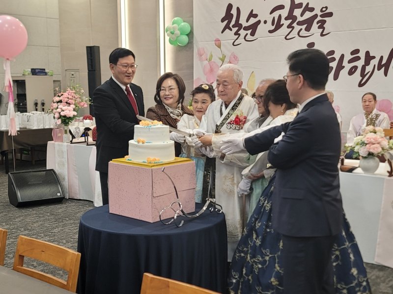 케이크 커팅식에 참여한 쪽방촌 주민들 (출처=연합뉴스)