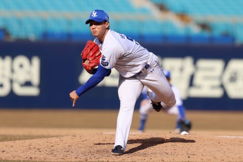 삼성 라이온즈 배찬승이 지난 11일 대구삼성라이온즈파크에서 열린 2025 KBO 시범경기 두산 베어스전에 등판해 투구를 선보이고 있다. 삼성라이온즈 제공