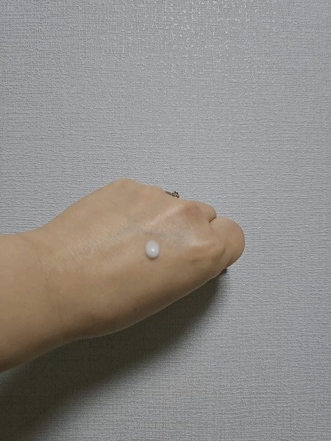 지샌달 세럼을 손등에 바른 모습. 묽은 제형이라 가볍게 발리고 금방 흡수된다. ⓒ News1 강은성 기자