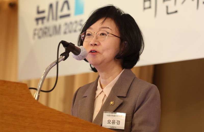 [서울=뉴시스] 추상철 기자 = 오유경 식품의약품안전처장이 19일 오전 서울 중구 롯데호텔서울에서 열린 '제9회 뉴시스 제약·바이오 포럼-비만치료제의 무한변신 현재와 미래'에서 축사를 하고 있다. 2025.03.19. scchoo@newsis.com