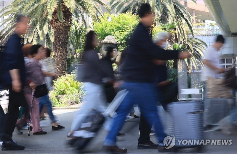관광객으로 붐비는 제주공항 (출처=연합뉴스)