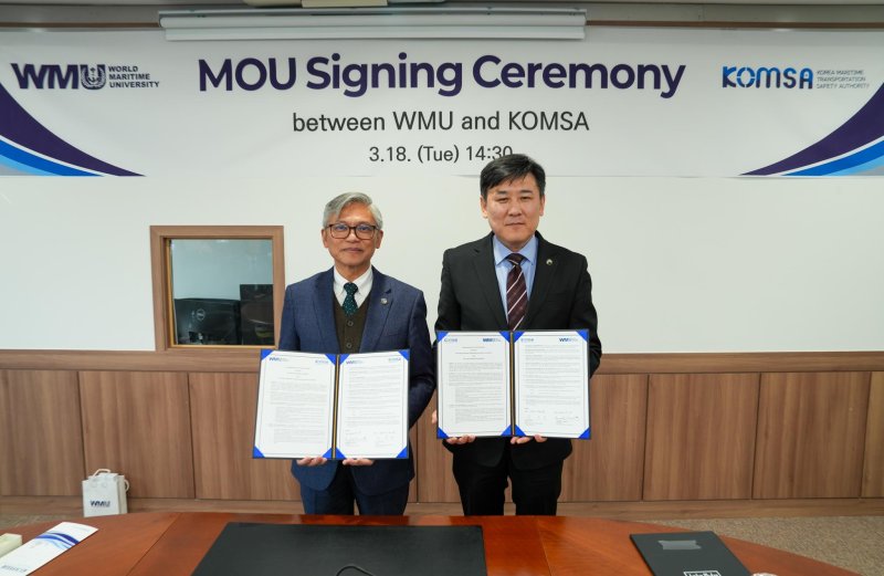 [서울=뉴시스] 김준석 한국해양교통안전공단 이사장(오른쪽)과 Maximo Q. Mejia 국제해사대학교 총장(왼쪽)이 지난 18일 한국해양교통안전공단 본사에서 업무협약 체결 후 기념사진을 촬영하고 있다.