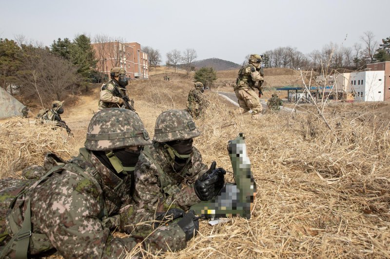 제17보병사단은 2025년 FS/TIGER의 일환으로 지난 16일부터 인천 일대 및 경기도 파주 무건리훈련장에서 '한미연합 전투지휘훈련'을 실시하고 있다고 19일 밝혔다. 17사단은 전군 유일 사단급 한미연합 전투지휘훈련을 실시하는 부대이다. 이번 훈련에는 한미 양국군 장병 1200여 명이 참가하였으며, 전투지휘훈련과 야외기동훈련(CWMD 및 공중기동)을 연계하여 실시해 훈련의 실전성을 높였다. 사진은 CWMD-TF 장병들이 드론을 띄워 의심시설 주변을 정찰하고 있는 모습. 사진=육군 제공