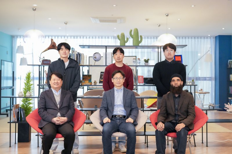 [울산=뉴시스] 구미현 기자 = UNIST 연구진. 사진 좌측 하단부터 반시계방향으로 김동석 교수, 김봉수 교수, 샤히드 아민 박사(제1저자), 이영완 연구원, 손중건 연구원(제1저자), 이동민 연구원(제1저자). photo@newsis.com *재판매 및 DB 금지