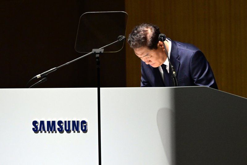 [수원=뉴시스] 김종택 기자 = 한종희 삼성전자 대표이사 부회장이 19일 경기도 수원시 영통구 수원컨벤션센터에서 열린 삼성전자 제56기 정기 주주총회에 앞서 인사하고 있다. (공동취재) 2025.03.19. photo@newsis.com
