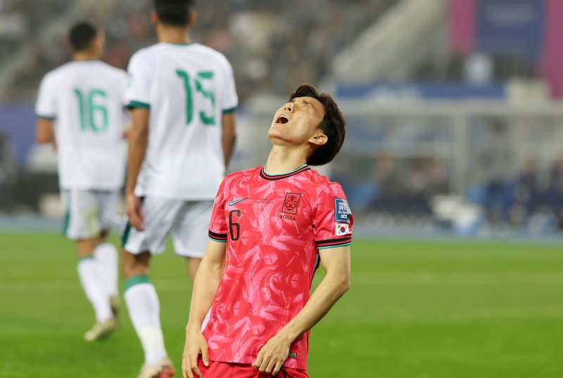 [용인=뉴시스] 홍효식 기자 = 15일 경기도 용인미르스타디움에서 열린 2026 북중미 월드컵 아시아 지역 3차 예선 B조 4차전 대한민국과 이라크의 경기에서 황인범이 슛이 빗나가자 아쉬워하고 있다. 2024.10.15. yesphoto@newsis.com