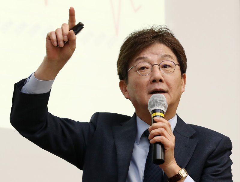 유승민 전 국민의힘 의원이 18일 오후 경북 경산시 영남대학교를 찾아 '정치를 바꿔라, 미래를 바꿔라'를 주제로 특강하고 있다. 2025.3.18/뉴스1 ⓒ News1 공정식 기자
