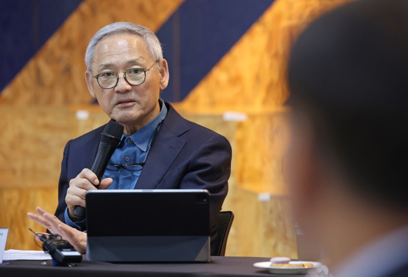 유인촌 문화체육관광부 장관이 8일 서울 송파구 스포츠360플레이에서 스포츠산업계 관계자들과 ‘제4차 스포츠산업 진흥 중장기계획’ 등 스포츠산업 육성 전략 수립을 위해 의견을 나누고 있다. (문화체육관광부 제공) 2024.4.8/뉴스1