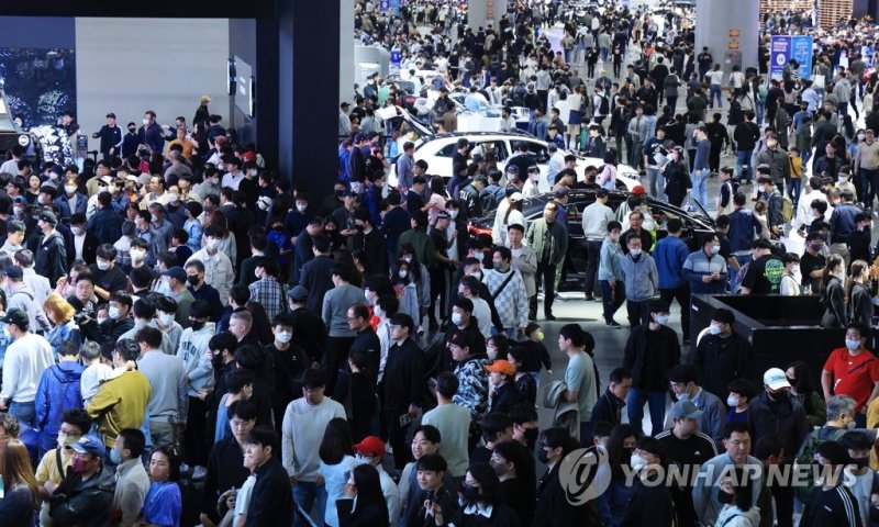 코로나19 이후 관람객으로 붐비는 서울모빌리티쇼 (출처=연합뉴스)