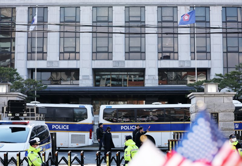 윤석열 대통령 탄핵심판의 선고일 지정이 임박한 것으로 알려진 18일 오후 서울 종로구 헌법재판소에 긴장감이 감돌고 있다. 2025.3.18/뉴스1 ⓒ News1 오대일 기자