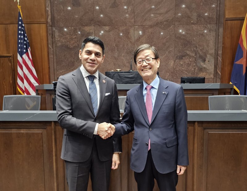 지난 17일(현지시간) 미국 애리조나에서 윤진식 한국무역협회 회장(오른쪽)과 스티브 몬테네그로 애리조나 주하원 의장이 면담을 마치고 기념촬영을 하고 있다. 한국무역협회 제공