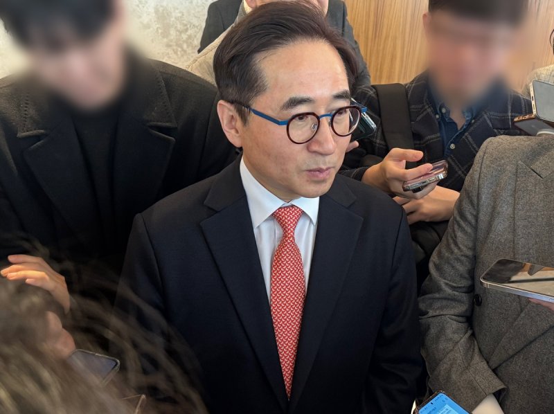 취재진 질문에 답변하는 장덕현 삼성전기 사장 (출처=연합뉴스)